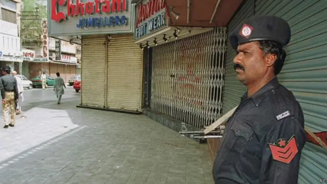 ایم کیو ایم کی اپیل پر ہڑتال کی وجہ سے کراچی کے تمام اہم بازار، مارکیٹیں اور کاروباری مراکز بند رہے