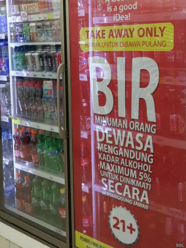 Tiga bulan mendatang, pembeli minuman beralkohol tidak boleh mengambil sendiri produk minuman tersebut.
