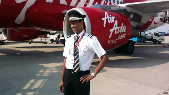 Ko pilot Remy Plesel mengemudikan pesawat tersebut, menurut laporan KNKT