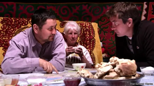 Тасмадан бир көрүнүш. Ортодо Жаңы Зеландиялык жылкычы айым Скотт Ингстром.