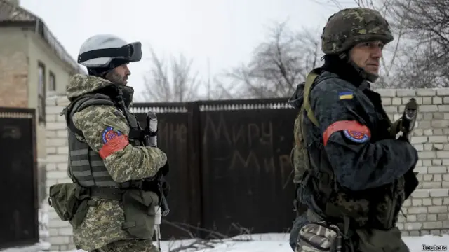 Солдаты на фоне надписи "миру-мир"