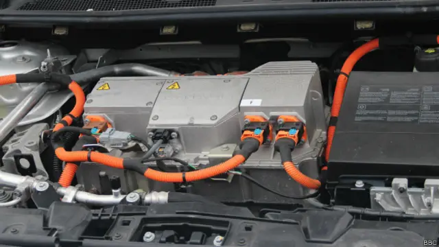 Електромобіль під капотом