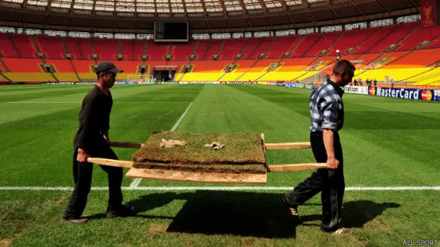 Рабочие на стадионе "Лужники"