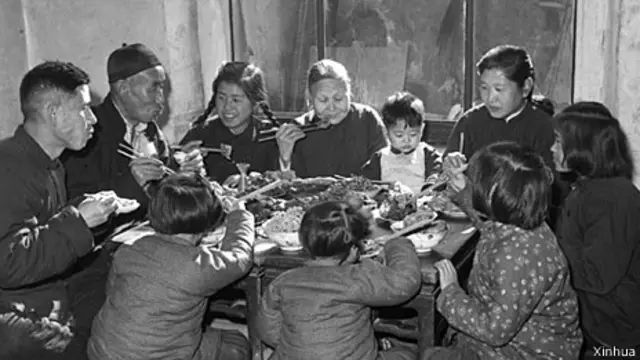 除夕夜,一家人都围坐在一起吃顿热腾腾的年夜饭,唠唠家常。