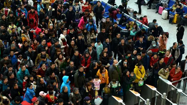 根据中国交通部的预测,今年春运旅客发送量将达到28.07亿人次。