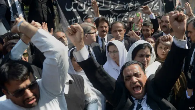 پاکستان بار کونسل کی کال پر ملک بھر میں وکلا نے 21ویں آئینی ترمیم اور فوجی عدالتوں کے قیام کے خلاف یوم سیاہ منایا (فائل فوٹو)