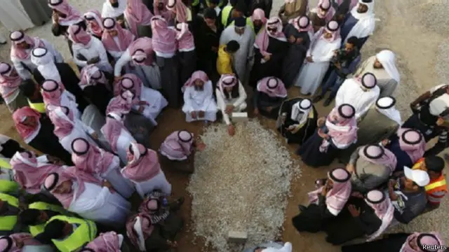 تجمع المشيعون حول قبر العاهل السعودي الملك عبد الله بن عبد العزيز