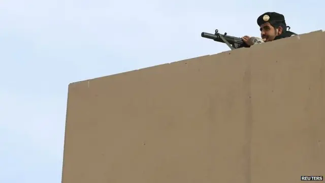 حارس أمن سعودي على قمة إحدى البنايات خلال جنازة الملك عبد الله في الرياض