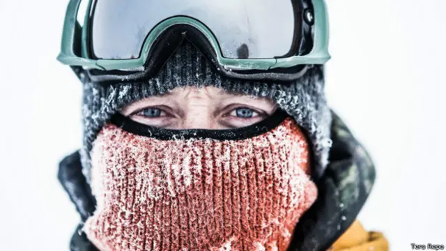 Ed Leigh muestra su indumentaria para tratar de aguanta el intenso frío.