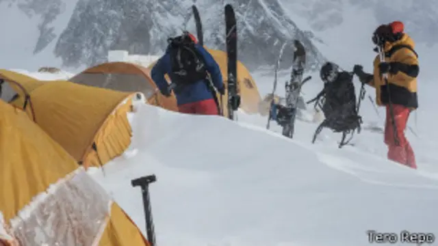 Los campamentos tenían que aguantar tormentas de nieve y estar protegidos ante la amenaza de osos polares.