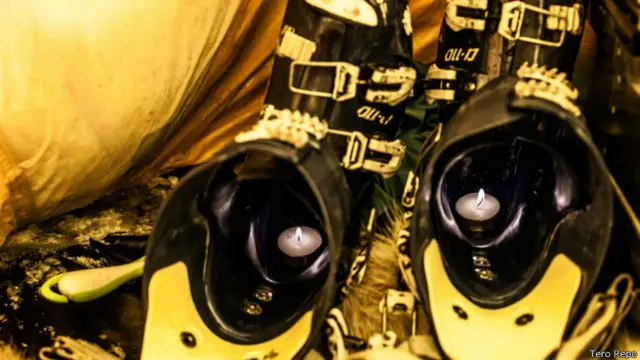 Era necesario calentar el plástico de las botas para evitar que se rompiera.