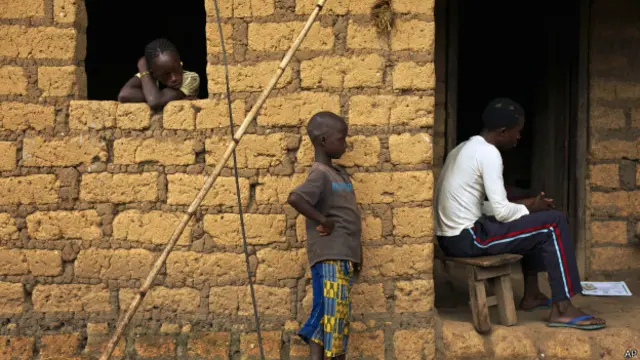 Знахарь в деревне Мелианду в Гвинее