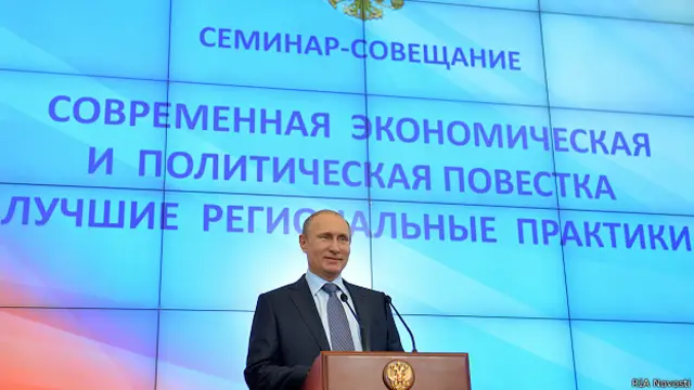 Владимир Путин выступает перед главами регионов