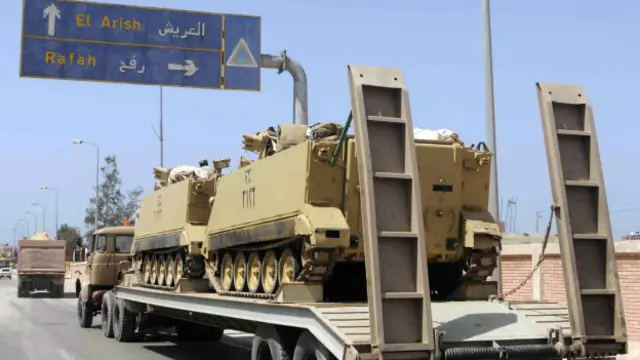 Xe quân đội Ai Cập trên bán đảo Sinai