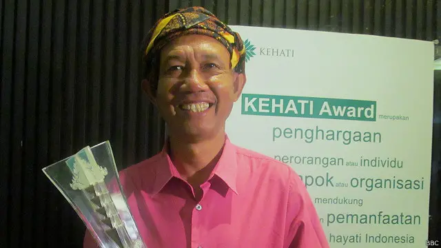 Atas upayanya menumbuhkan mangrove di pesisir desanya di lahan 20 hektar, Aziil diganjar penghargaan Kehati Award 2015 oleh LSM Kehati.