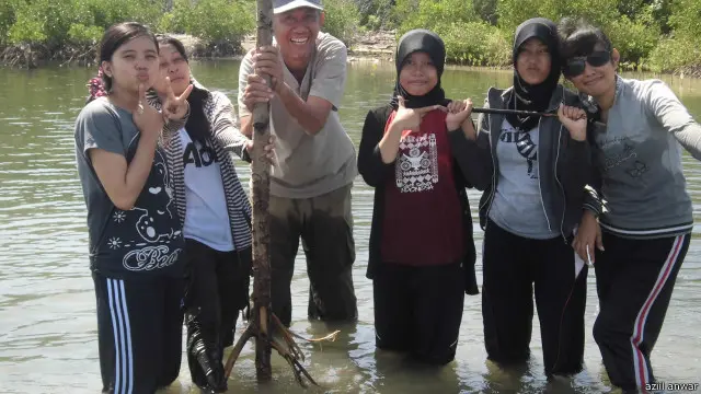 Aziil Anwar (tengah) melibatkan anak-anak muda agar memahami pentingnya kehadiran mangrove untuk menyelamatkan kawasan pesisir dari abrasi dan instrusi air laut.