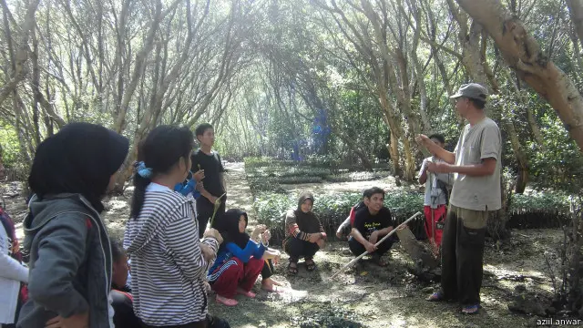 Aziil Anwar (kanan) memotivasi anak-anak muda untuk peduli dan terlibat penumbuhan mangrove di pesisir pantai Kabupaten Majene, yang sebagian rusak akibat ulah manusia.