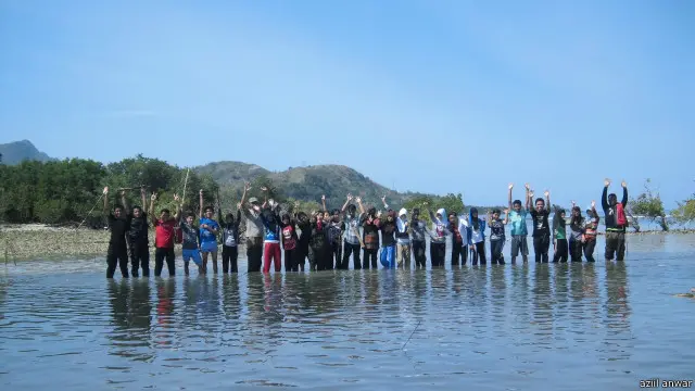 Aziil mendirikan Yayasan pemuda mitra masyarakat desa, YPMMD, untuk melibatkan anak muda agar peduli terhadap mangrove.