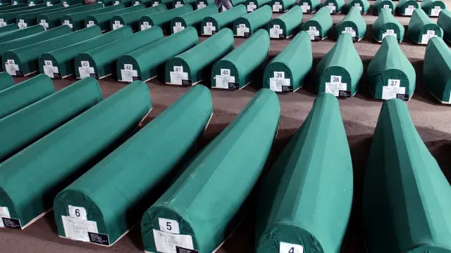 Ataudes con restos de víctimas.