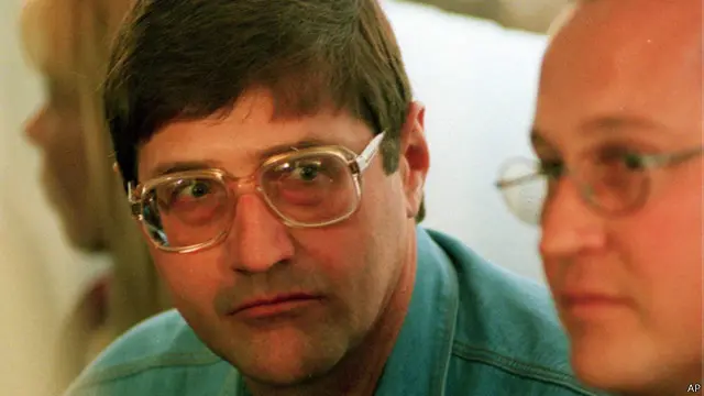 دی کوک ۶۶ ساله در سال ۱۹۹۶ به دلیل جنایات مرتکب شده، دو بار به حبس ابد و ۲۱۲ سال زندان به ، محکوم شد