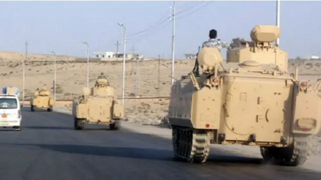 سنہ 2011 میں حسنی مبارک کے اقتدار کے خاتمے کے بعد جزیرہ نما سینا مسلسل لاقانونیت کا شکار ہے اور شدت پسندوں نے اسلام پسند رہنما محمد مرسی کی سنہ 2013 میں معزولی کے بعد ان حملوں میں اضافہ کر دیا ہے