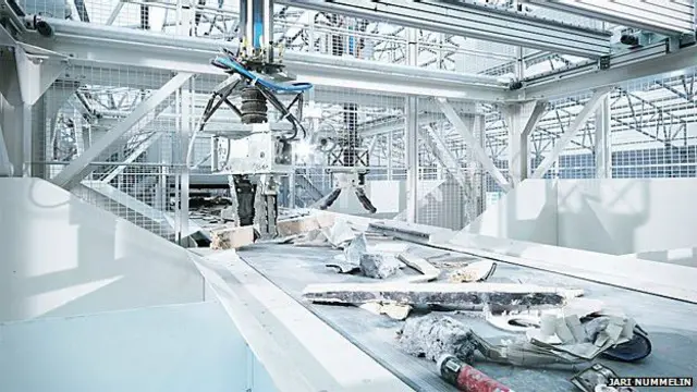 Робот Recycler компанії ZenRobotics сортує сміття, що рухається по конвеєру