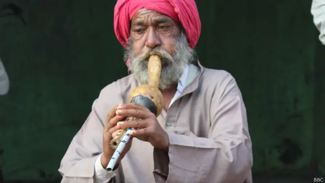 سانپ پکڑنے پر پابندی عائد ہونے کے بعد اب یہ لوگ بین بجا کر اپنا پیٹ پالتے ہیں