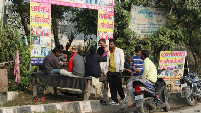 گھڑولي سے کچھ ہی فاصلے پر ملا کالونی قائم ہے۔ یہاں کی کہانیاں بھی ویسی ہی ہیں، تنگ گالیاں، گھروں کے باہر جمع نالی کا گندا پانی اور ٹوٹی پھوٹی سڑکیں