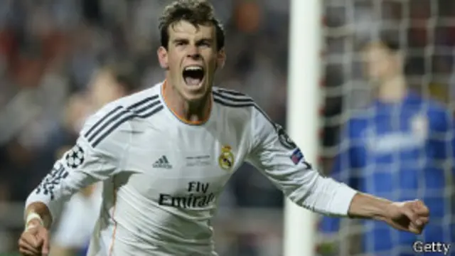 En España se suele jugar partidos de fútbol en la noche, a diferencia de Inglaterra que prefieren en la tarde.