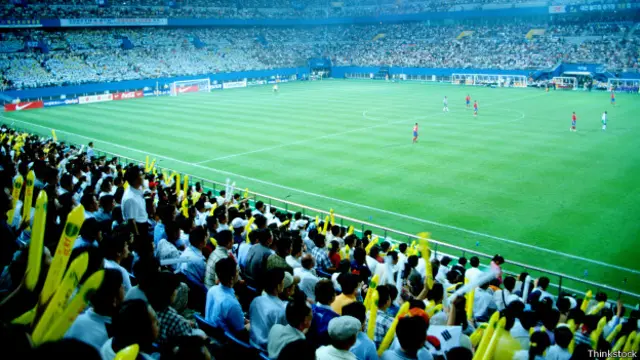 La mayoría de los deportes, como el fútbol, suele disputar sus eventos más importantes en la noche.