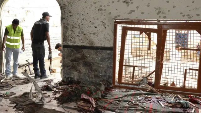 شکار پور میں ماضی میں بھی فرقہ وارانہ دہشت گردی کے واقعات پیش آتے رہے ہیں اور مئی 2013 میں یہاں ایک شیعہ رہنما کے ایک انتخابی قافلے پر خودکش حملہ ہوا تھا۔