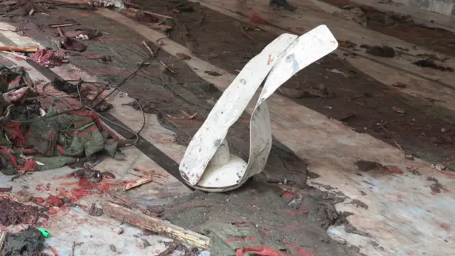 ایس ایچ او بشیر کھوکھر کا کہنا ہے کہ دھماکے وقت امام بارگاہ میں سو کے قریب افراد نچلی منزل اور 60 سے 70 افراد پہلی منزل پر موجود تھے۔