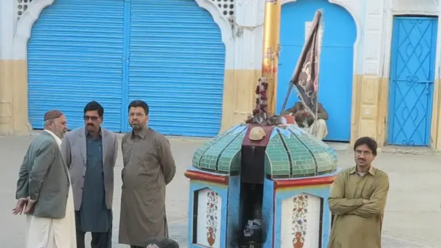 ڈی ایس پی عبدالقدوس کے مطابق جائے وقوعہ پر لوگوں نے انھیں بتایا کہ ایک شخص تھیلے سمیت امام بارگاہ کے اندر آیا، جس کے فوری بعد دھماکہ ہو گیا اور اب تحقیقات کی جا رہی ہیں کہ بم نصب کیا گیا تھا یا یہ خودکش حملہ تھا۔