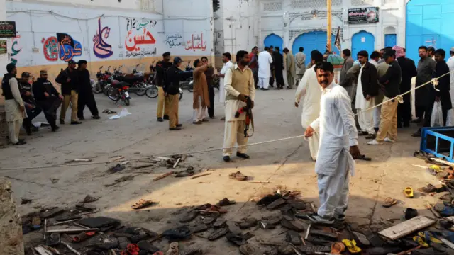 پاکستان کے صوبہ سندھ کے حکام کے مطابق ضلع شکار پور کی امام بار گاہ میں دھماکے سے کم از کم 55 افراد ہلاک اور 59 زخمی ہوگئے ہیں۔