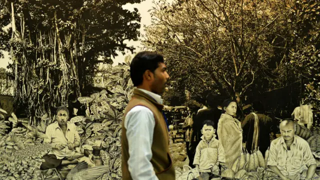 Pengunjung di pameran seni