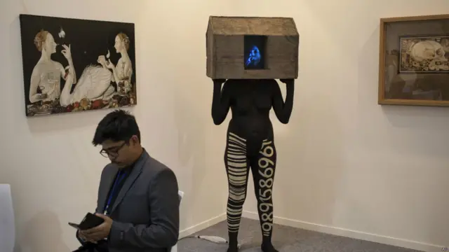 Karya berjudul Dia (perempuan)