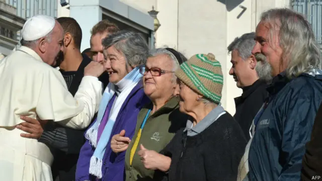 Papa, Vatikan'ın St.Peters meydanında evsizlerle tokalaşıyor.