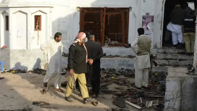 حکام تحقیقات کر رہے ہیں کہ آیا بم نصب کیا گیا یا خودکش حملہ تھا