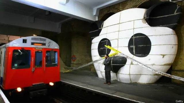 Художник Брайн Гриффитс перед своей инсталляцией "Жизнь - это смех" на лондонской станции метро "Глоустер Роуд"