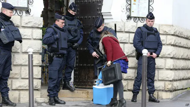 فرانس میں مختلف مساجد پر حملوں کے بعد حکومت نے پولیس اہلکاروں کو حفاظت پر مامور کیا