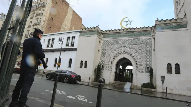 پیرس کا مرکزی مسجد جس کے باہر پولیس اہلکار حفاظت کے لیے مامور ہے