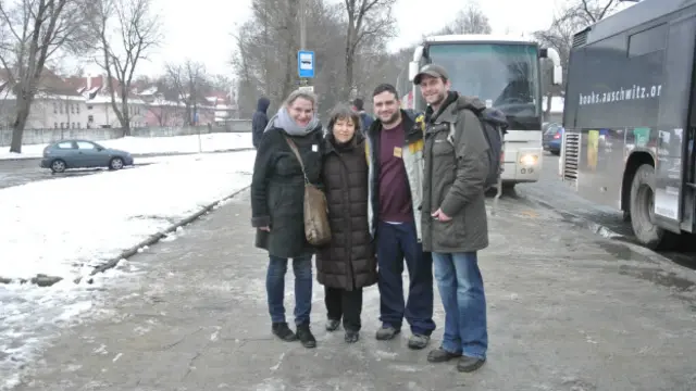 Tarihin kara sayfasına inat Auschwitz'de kurulan arkadaşlık: Soldan sağa Antje Grabley, Marta Roth, Şeref İşler, Jacek Bribram