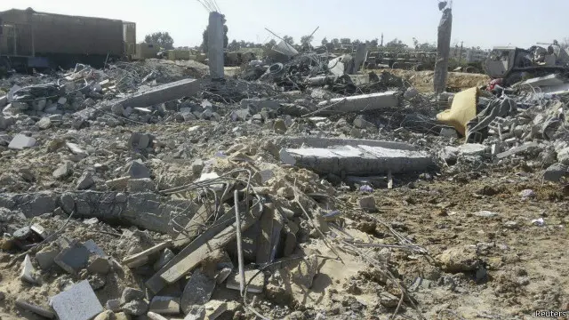 زعم فرع تنظيم "الدولة الإسلامية" أنه اخترق منطقة أمنية تابعة للجيش والشرطة في مدينة العريش بثلاث سيارات مفخخة تحمل عشرة أطنان من المتفجرات.