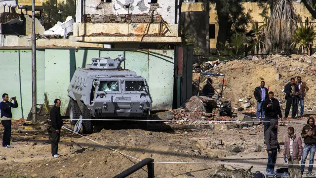 تفرض السلطات المصرية حالة طوارئ وحظر تجوال ليلي في بعض مناطق شمال سيناء.