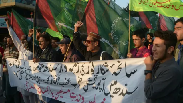 دھماکے کے خلاف کراچی سمیت متعدد شہروں میں احتجاج ہوا ہے