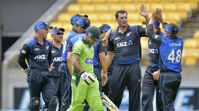 ملز نے پہلے ہی اوور کی پانچویں گیند پر محمد حفیظ کو کلین بولڈ کیا