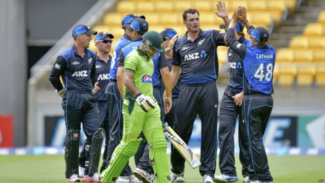 پاکستان کو پہلا نقصان میچ کے پہلے ہی اوور میں حفیظ کی وکٹ کی صورت میں ہوا۔