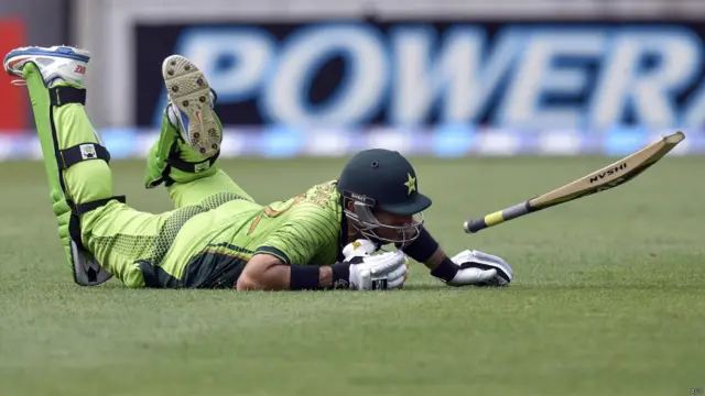 اس اننگز کے دوران انھیں میزبان ٹیم کی عمدہ فیلڈنگ کی وجہ سے مشکلات کا سامنا بھی رہا۔