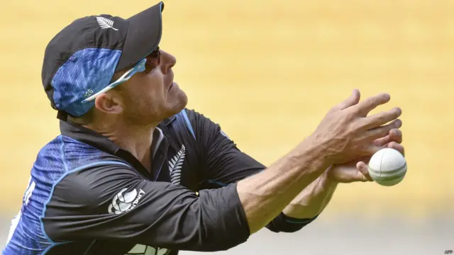 نیوزی لینڈ کی فیلڈنگ مجموعی طور پر اچھی رہی تاہم کپتان میکلم ایک کیچ پکڑنے میں ناکام رہے۔