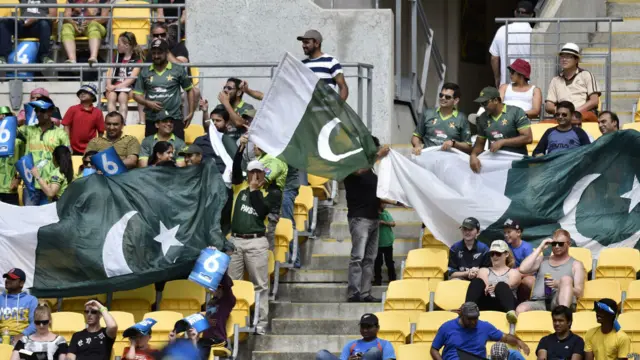 پاکستانی ٹیم کی حمایت کے لیے کچھ تماشائی بھی سٹیڈیم میں موجود تھے۔